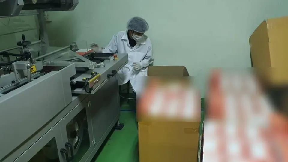 พนักงานบรรจุผลิตภัณฑ์ลงกล่องในโรงงานรับผลิตอาหารเสริม OEM Wellness G