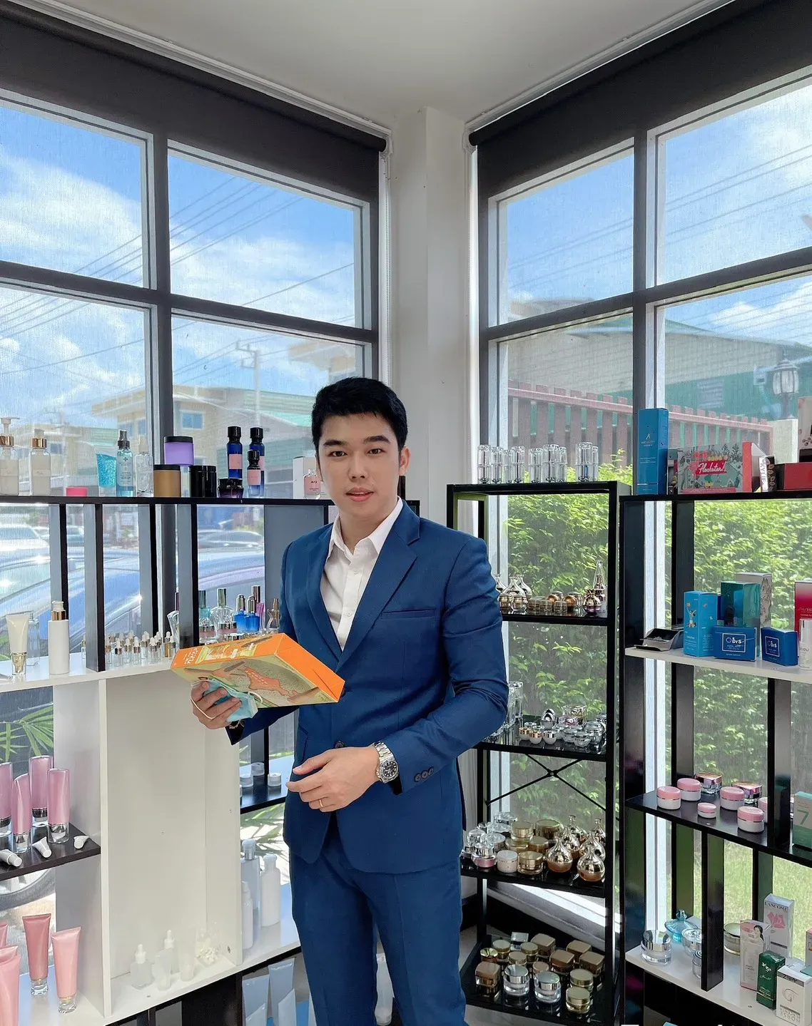 คุณอัครเดช ผู้จัดการฝ่ายการตลาด Wellness G ในโชว์รูมที่จัดแสดงบรรจุภัณฑ์ของโรงงานรับผลิตอาหารเสริม OEM