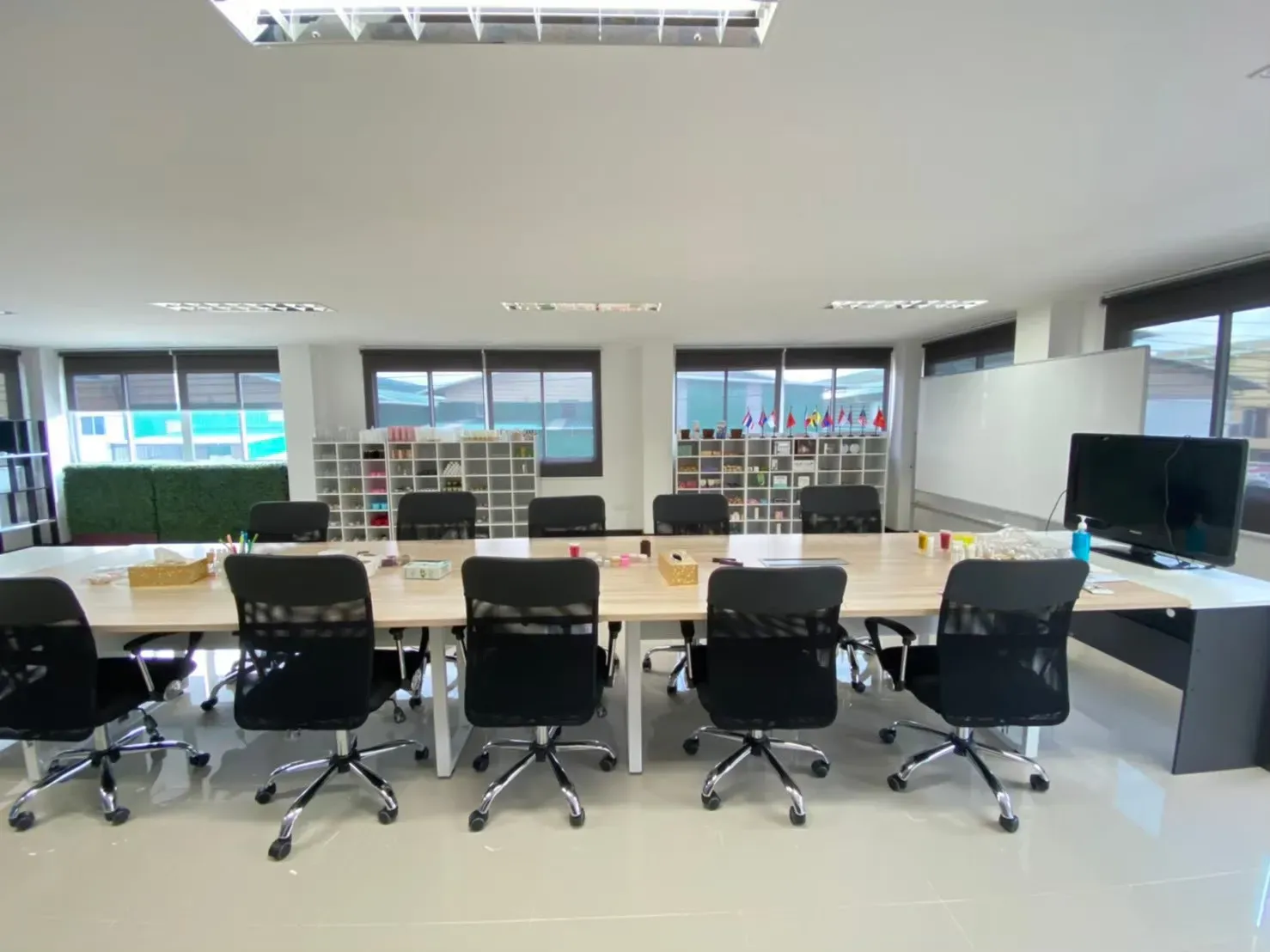 ห้องประชุมและชั้นวางตัวอย่างของโรงงาน Wellness G