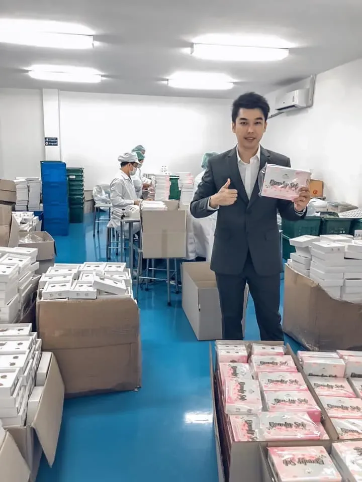 ผู้จัดการภายในคลังสินค้าของโรงงานรับผลิตอาหารเสริม Wellness G